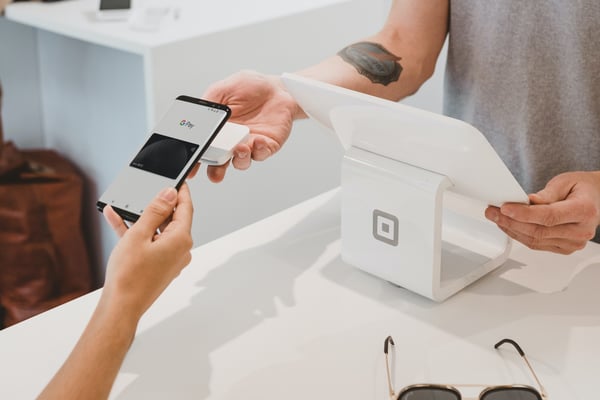 Bezahlvorgang mittels RFID-Chip - RFID Use Cases